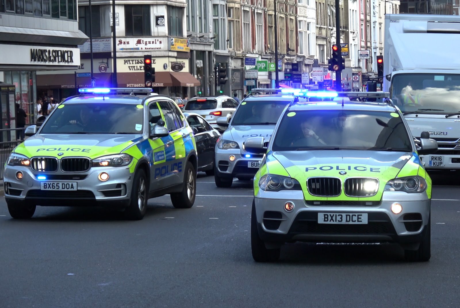 LONDRA: Cinci persoane rănite după ce o mașină a lovit un grup de pietoni