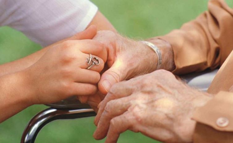 Un zâmbet pentru bătrânii din căminele din judeţul Constanţa