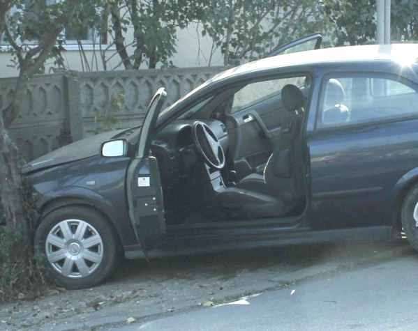 BABADAG: Șofer începător, rănit după ce a intrat cu mașina în gardul unei case