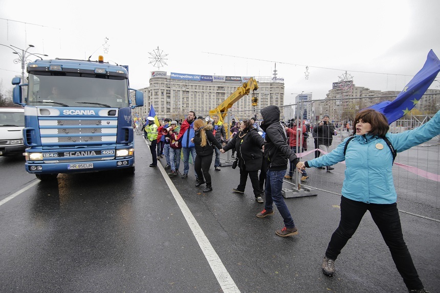 Conflict între protestatarii din Piața Victoriei și angajații care au venit să amenajeze târgul de sărbători