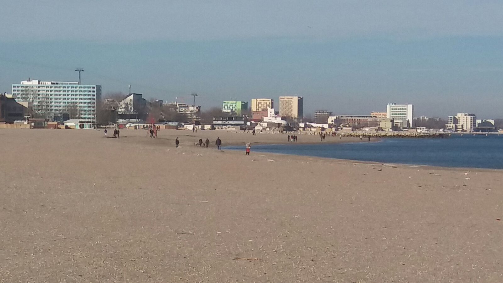 FOTO: Plaja din Mamaia, printre preferințele pentru…plimbarea de Crăciun. Un turist a testat apa mării
