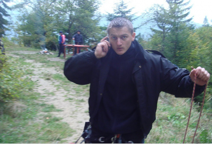 SUCEAVA: Un poliţist este în comă, după ce a fost atacat cu sabia în timpul unor percheziţii – update