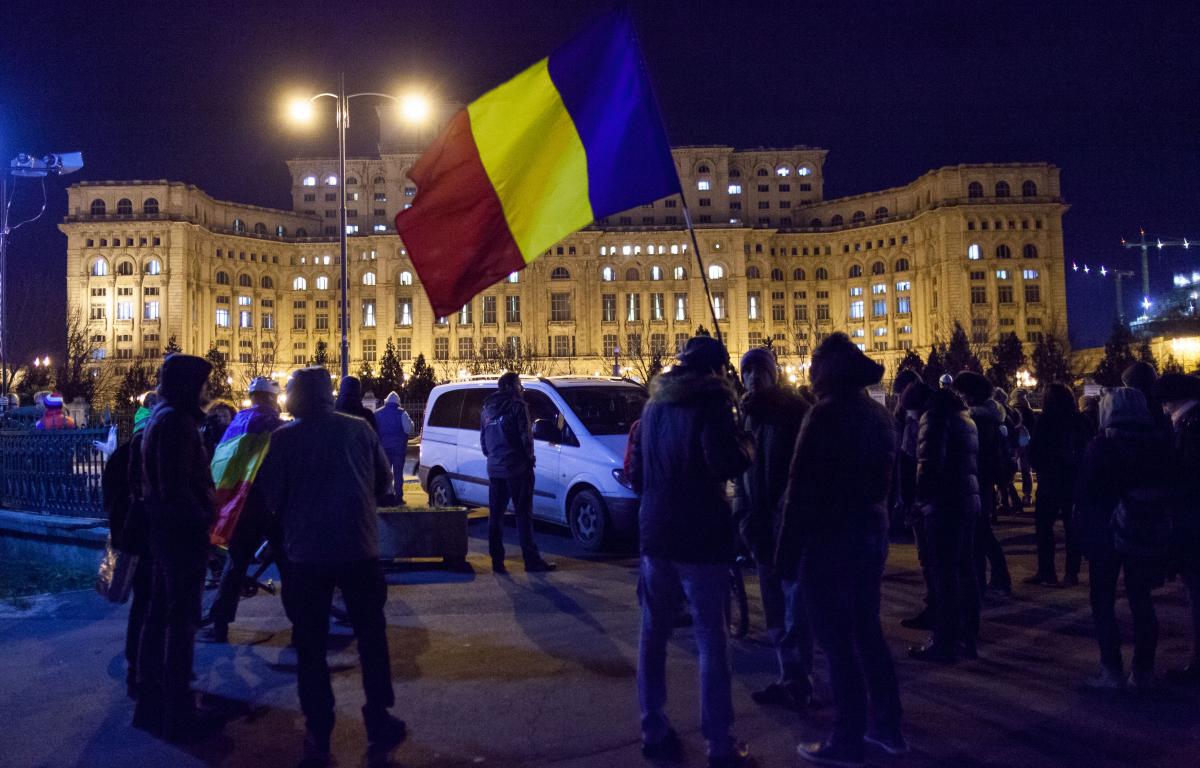 Câteva sute de persoane protestează în fața Parlamentului