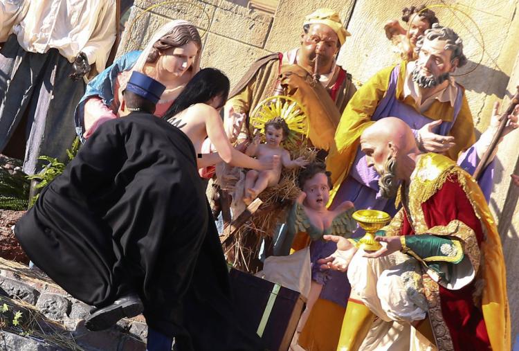 VIDEO – Protest la Vatican, în ziua de Crăciun. O activistă pentru drepturile femeilor a încercat să fure statuia pruncului Iisus