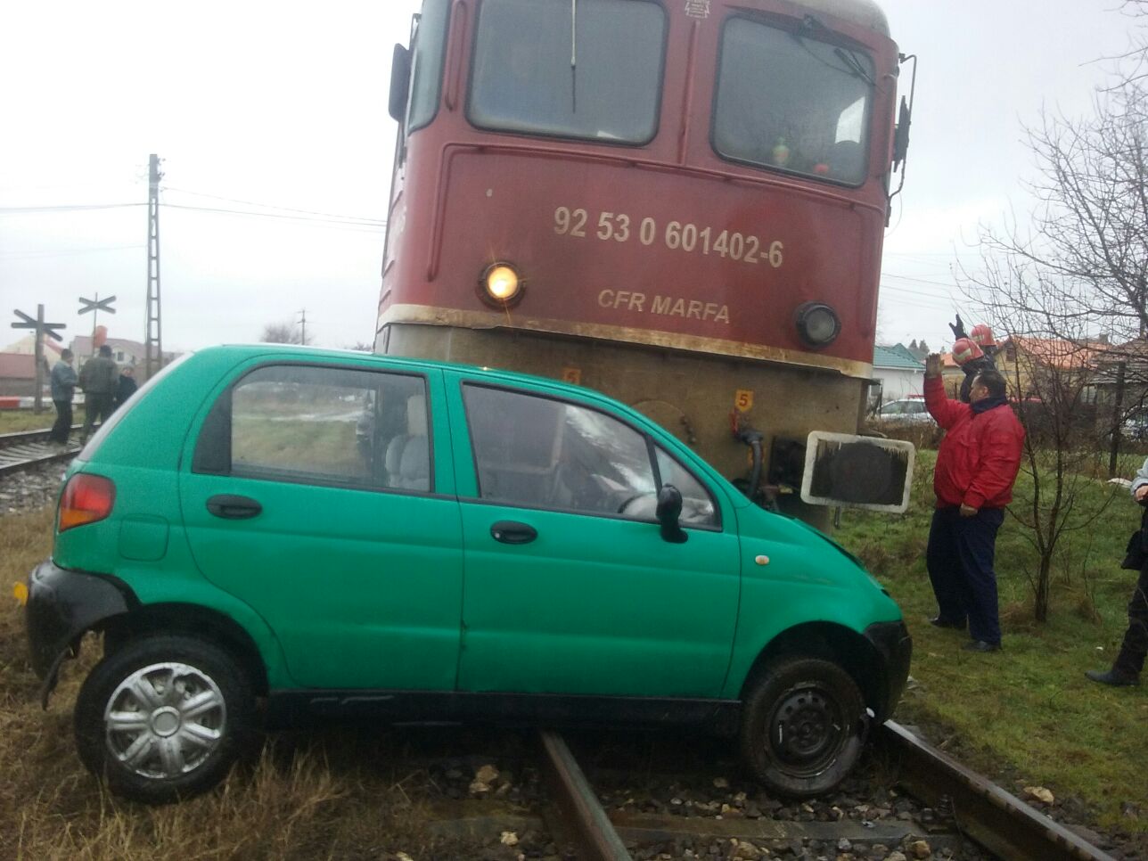 OVIDIU – Un tren marfar a lovit un autoturism
