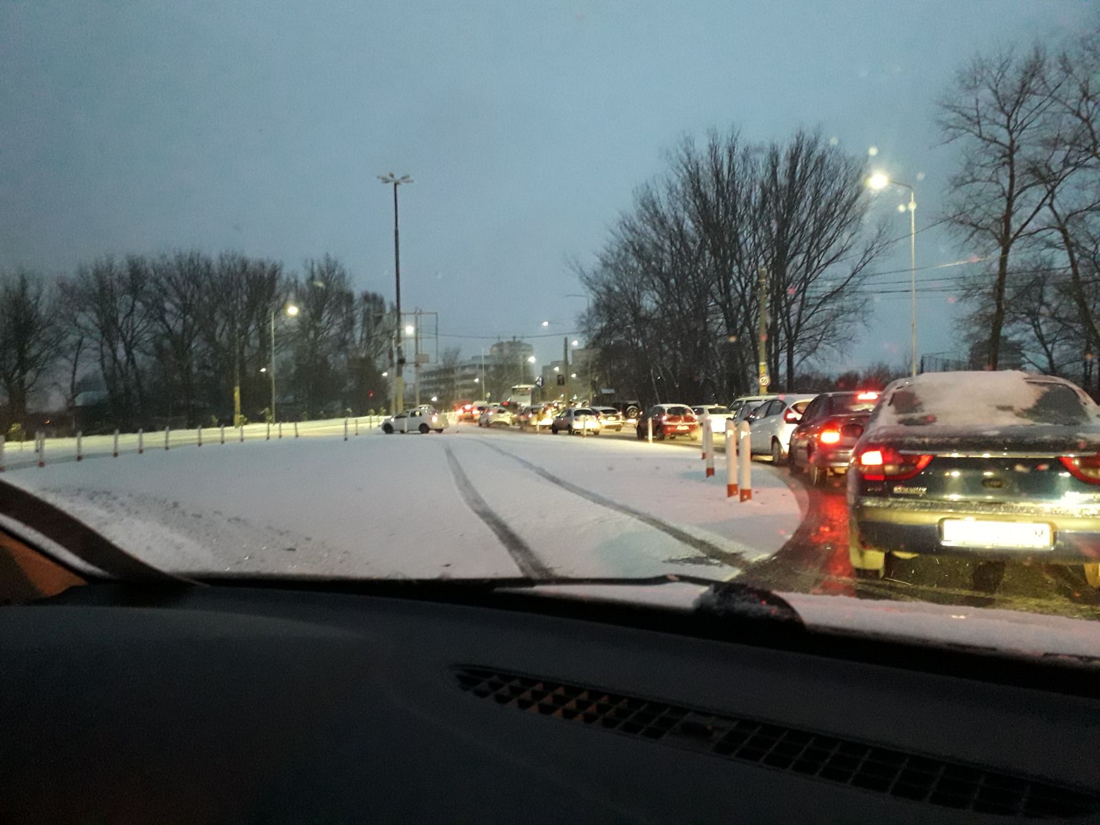 FOTO: Trafic rutier în orașul CONSTANȚA, paralizat de prima ninsoare