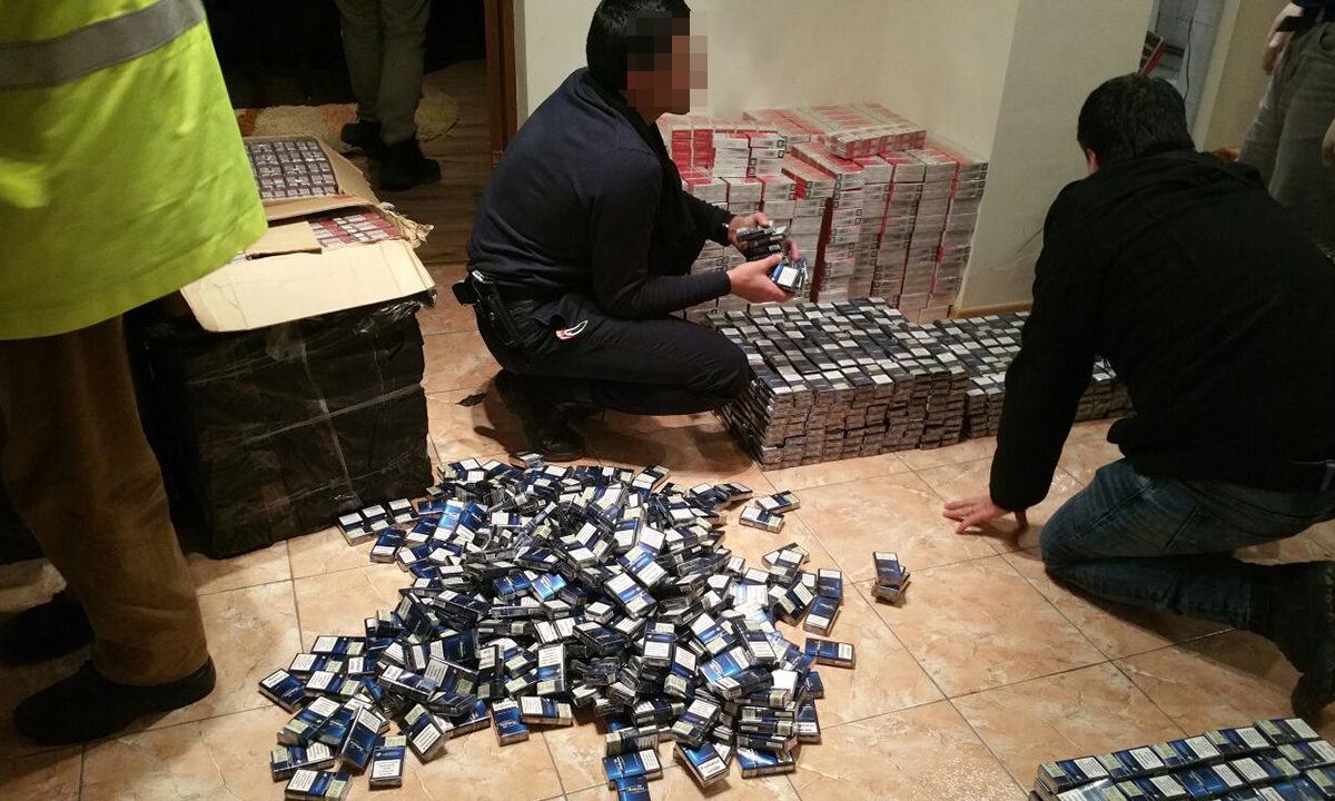 PERCHEZIȚII în județul Constanța! Polițiștii au găsit peste 500.000 de lei îngropați în curtea unor contrabandiști (VIDEO)