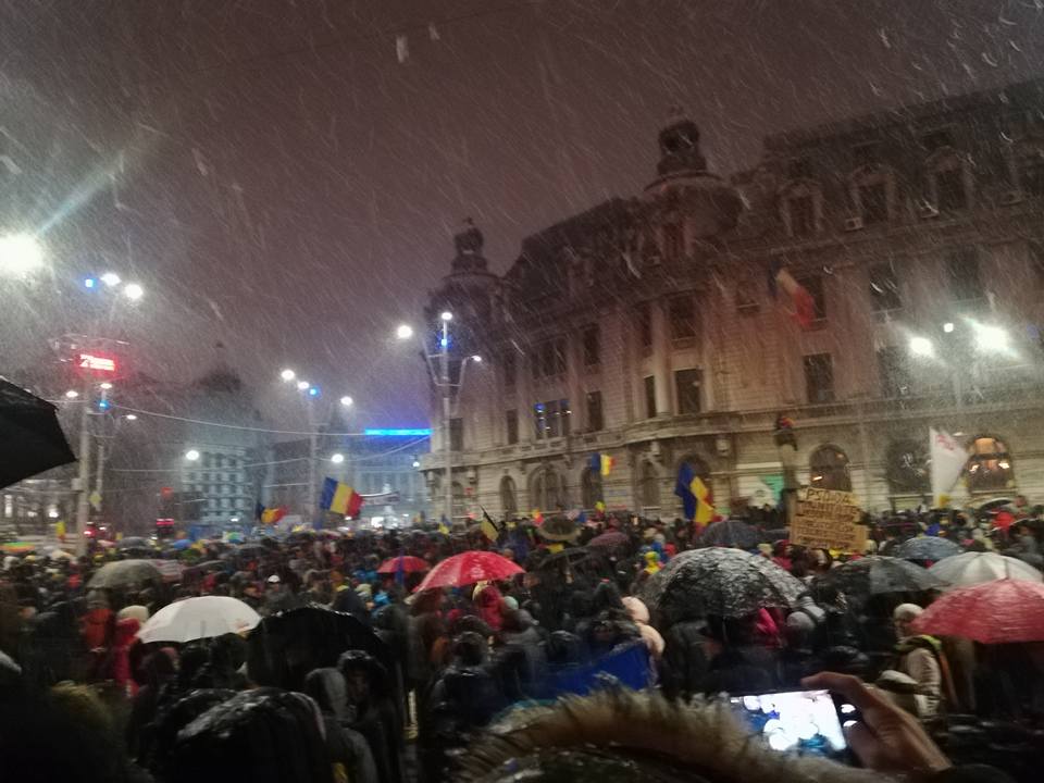 Zeci de mii de oameni protestează în Capitală împotriva modificării legilor justiției