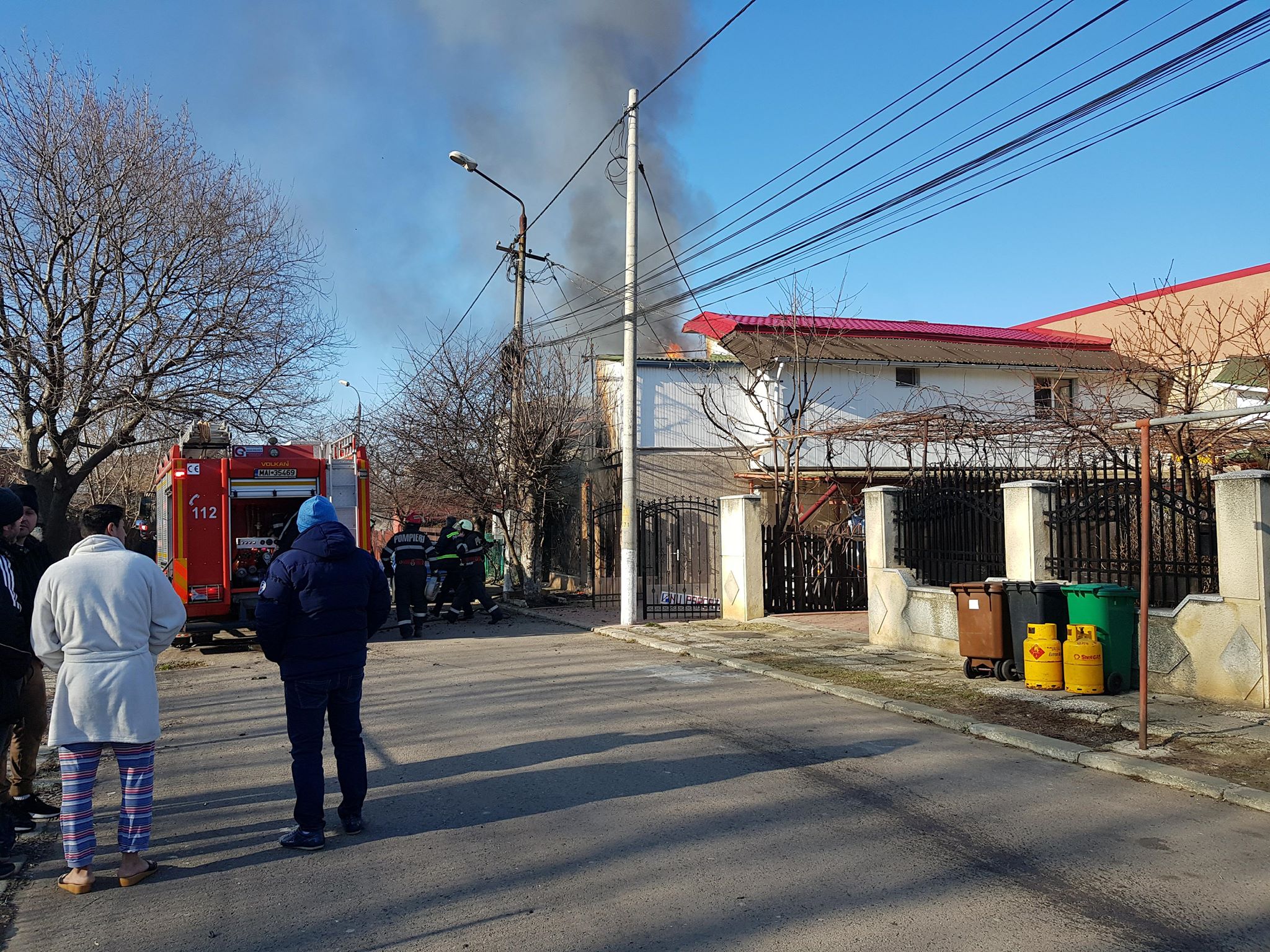 VIDEO – Incendiu violent la o casă din Eforie Nord după explozia unei butelii