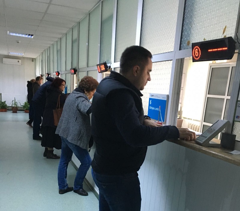Constănțenii preferă în continuare cozile pentru a-și achita taxele și impozitele locale