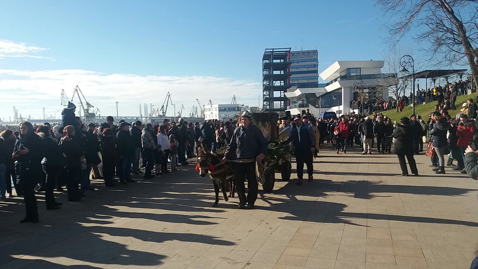 CONSTANȚA/FOTO: Mii de oameni la slujba de Bobotează de pe faleza Cazinoului – update