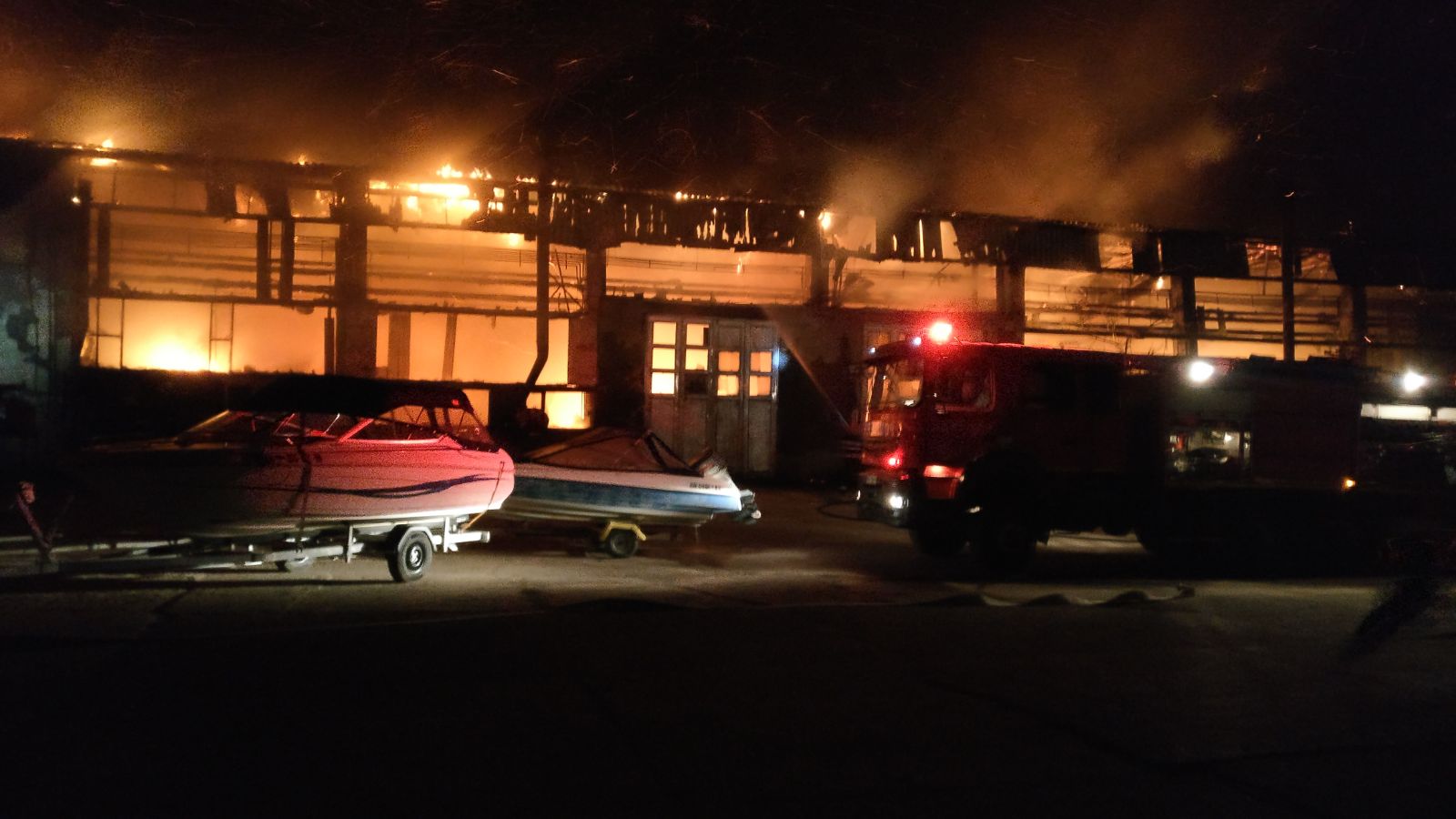 TULCEA/VIDEO: Incendiu puternic la Societatea Transport Public SA. Intervenție în forță a pompierilor – update
