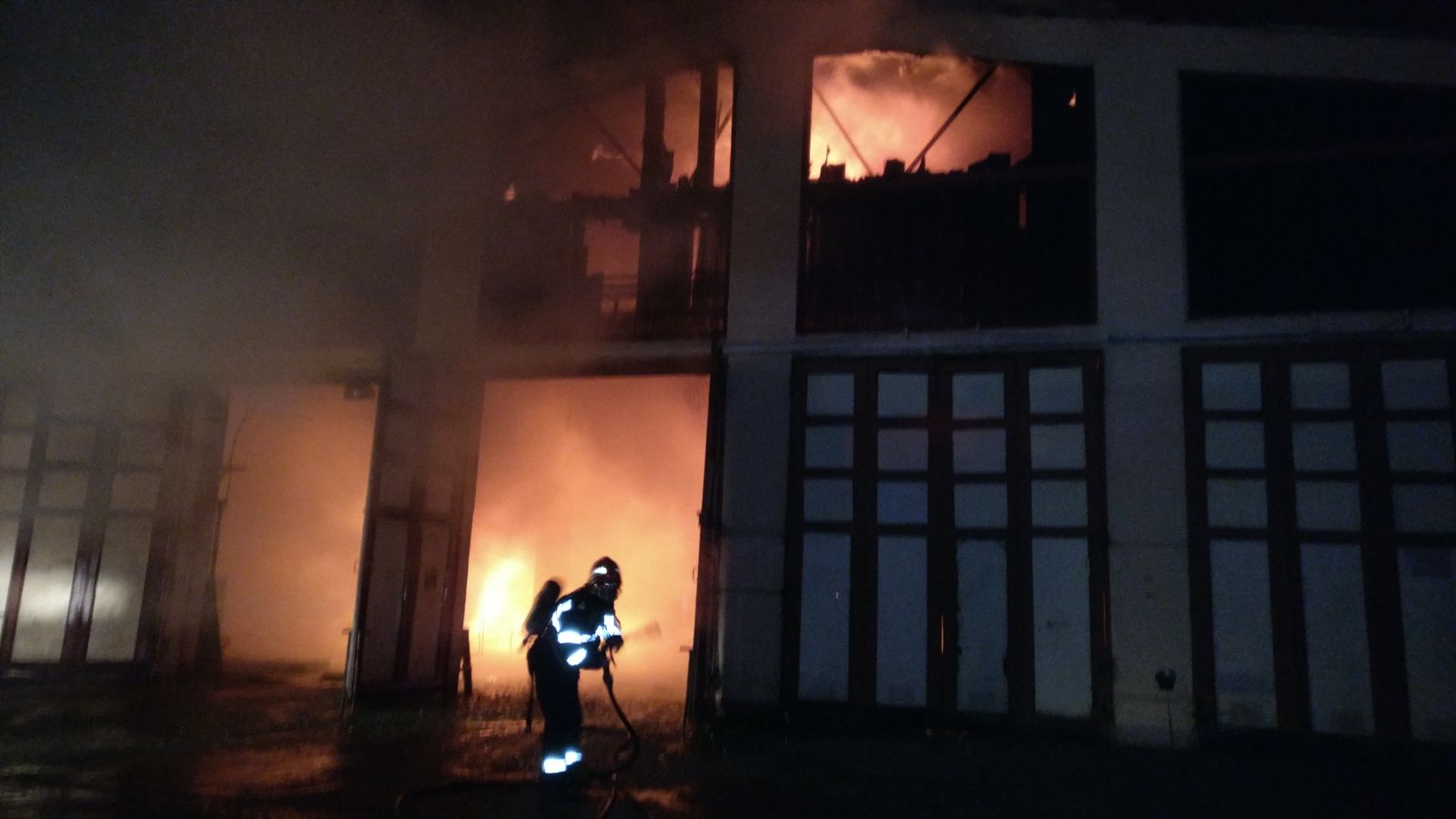 TULCEA: Incendiul de la Transport Public SA a distrus jumătate din parcul de autobuze