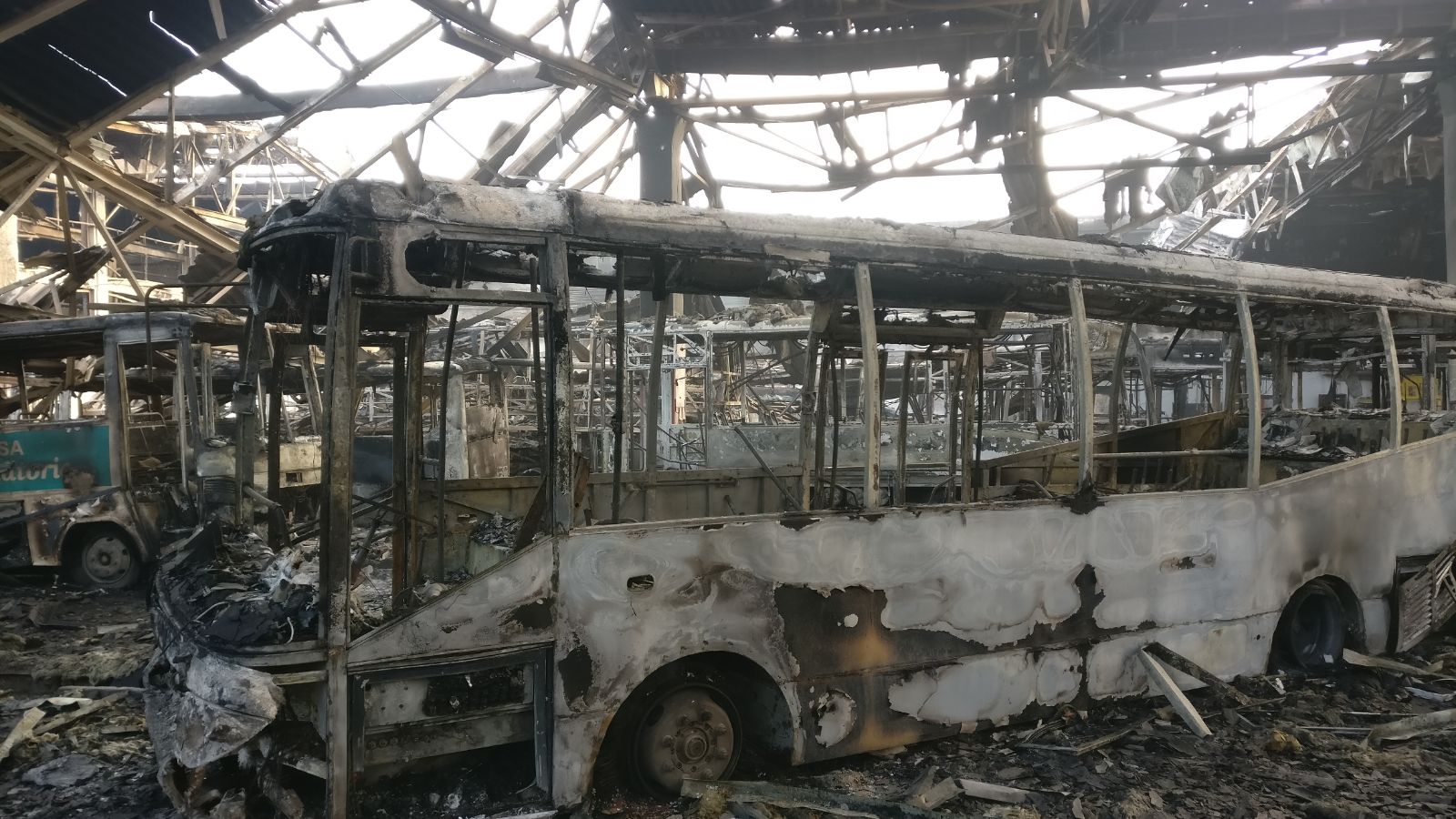 TULCEA: Pompierii au stabilit cauza probabilă a incendiului din garajul societăţii de transport public