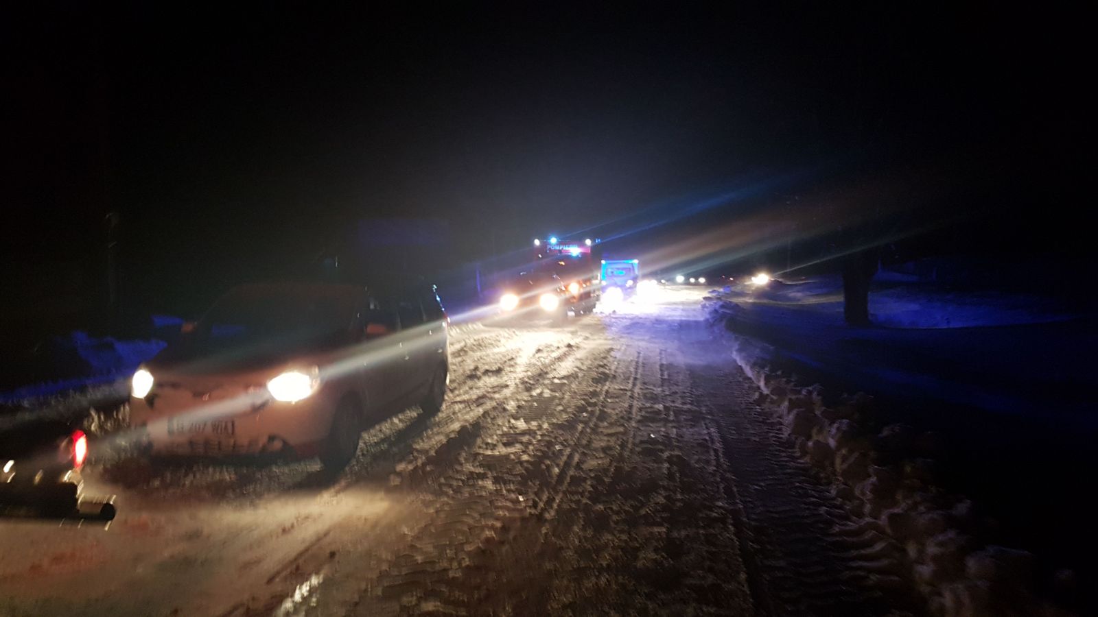 TULCEA/VIDEO: Aproape 100 de autovehicule scoase din nămeţi, la Cataloi