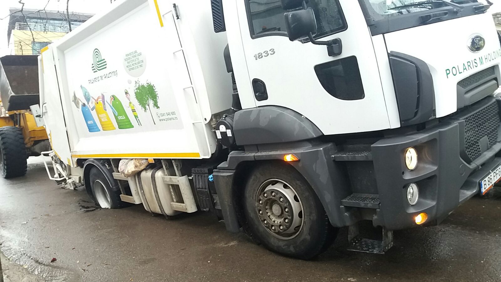 CONSTANȚA: Angajați de la Polaris călcați de mașina de gunoi. Un bărbat a decedat