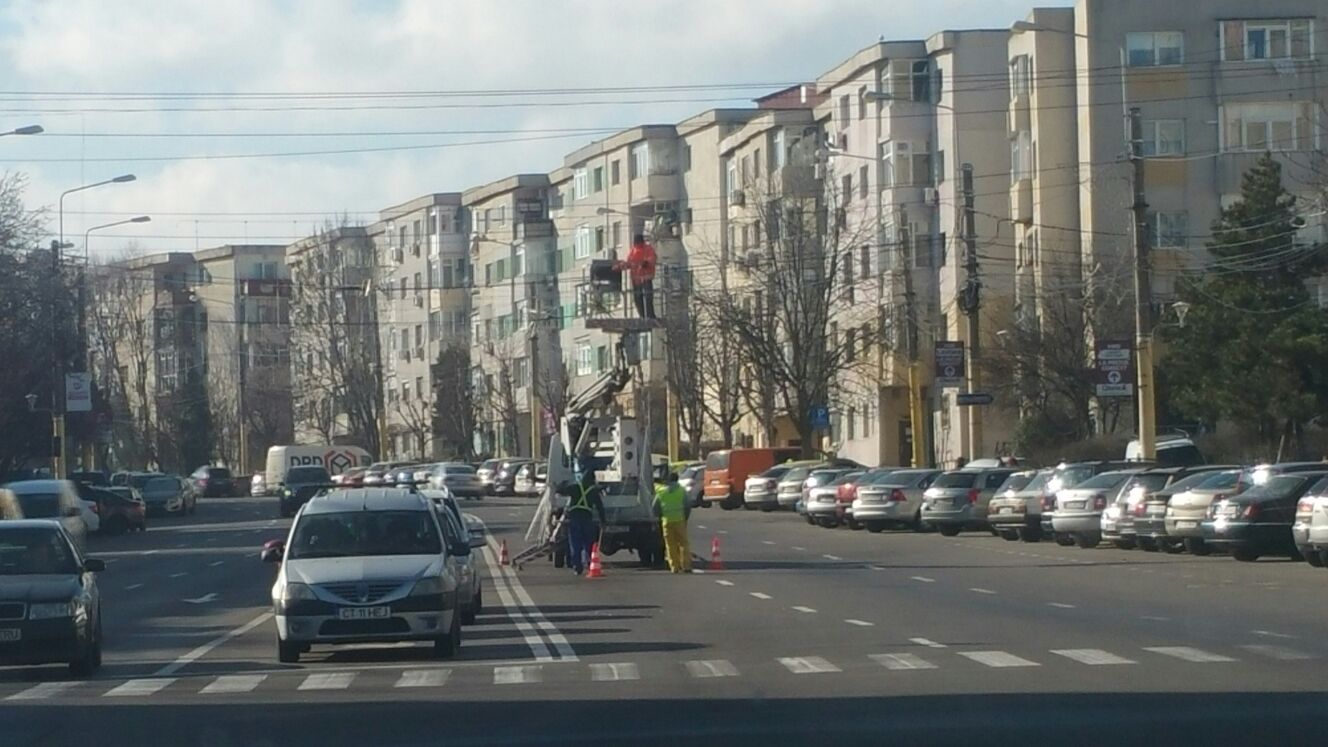 CONSTANȚA: Adio sărbători. Instalațiile de iluminat ornamental sunt strânse