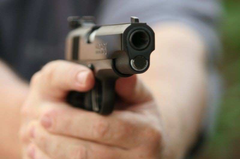 Tânăr de 18 ani amenințat cu pistolul în fața unui club din Constanța
