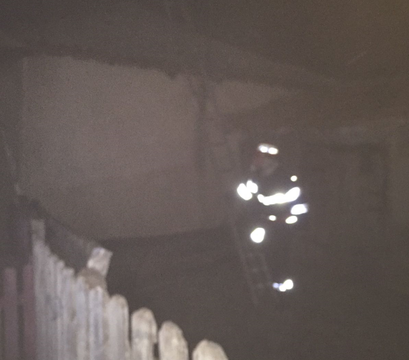 TULCEA/FOTO: Casă distrusă de flacări. Intervenție ISU