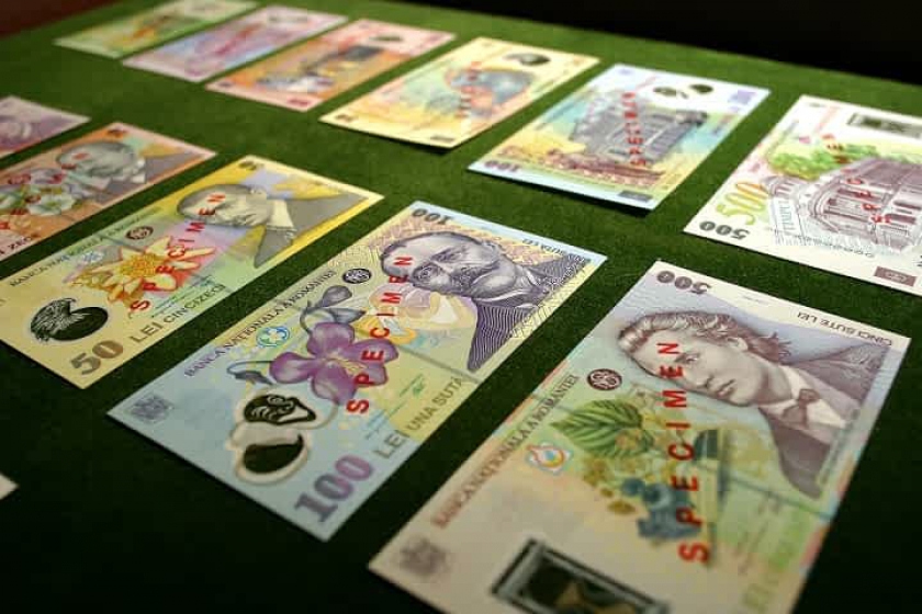 BNR a lansat în circulaţie bancnote şi monede cu noua stemă a ţării