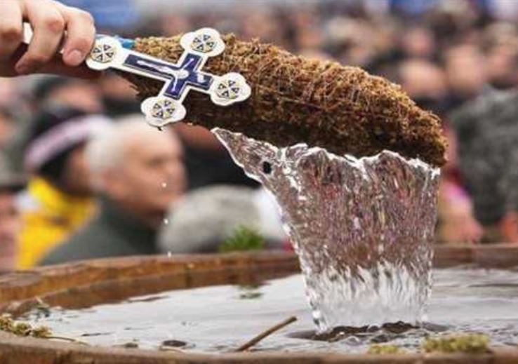 TULCEA: Sticlele cu apă sfinţită sunt pregătite pentru Bobotează