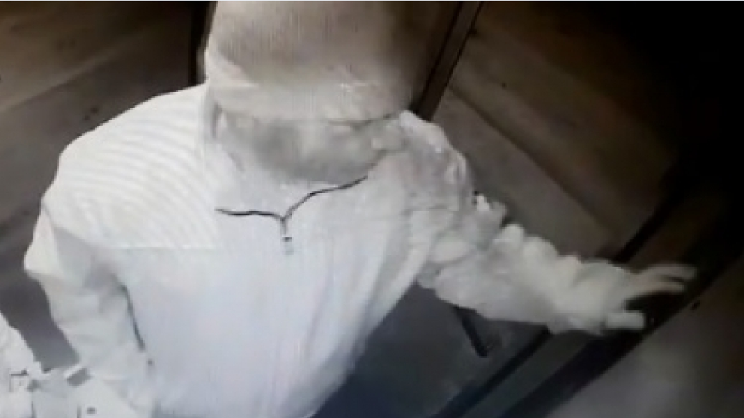 Polițiștii caută un pedofil care a agresat doi copii în liftul blocului în care locuiesc