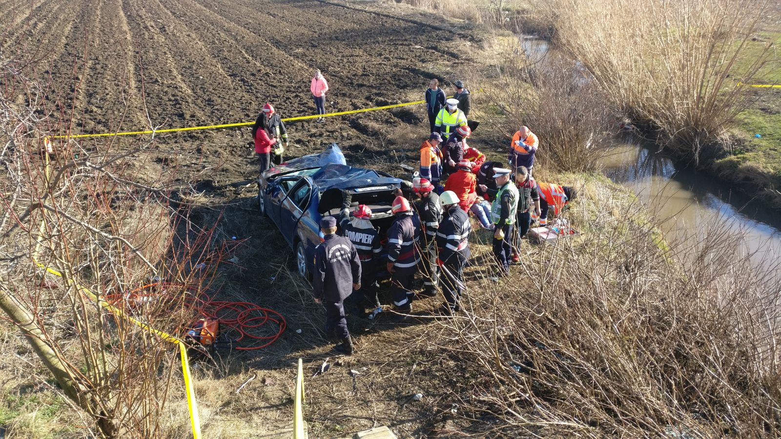 UPDATE – FOTO: Accident GRAV în județul TULCEA. Doi bărbați au rămas încarcerați