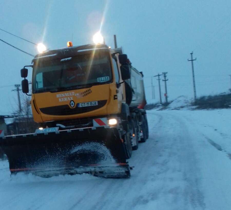 FOTO – RAJDP Constanța: Se intervine cu material antiderapant pe drumurile județene