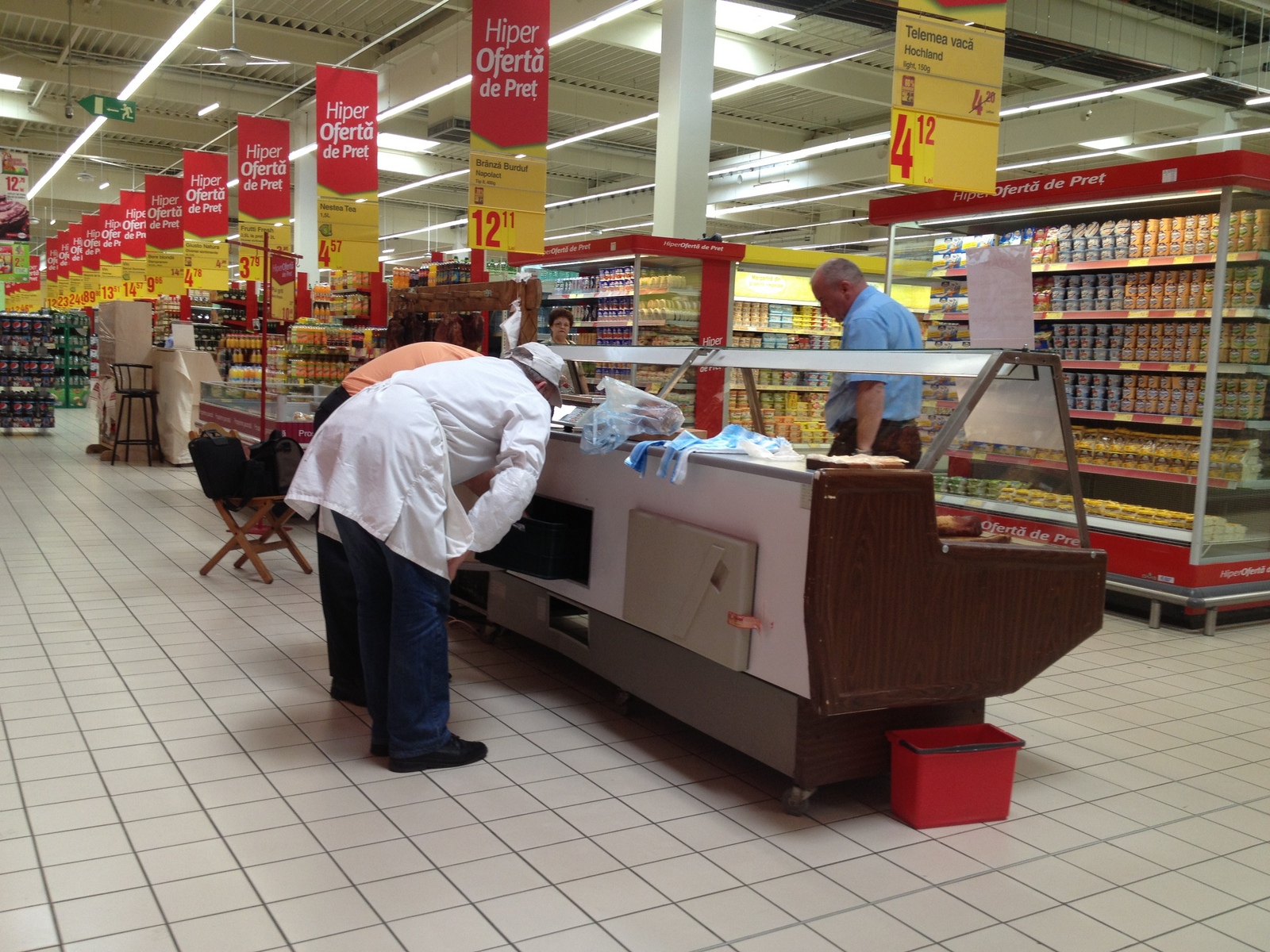 Aveți mare grijă de unde faceți piața! Tone de alimente stricate au fost confiscate din magazine și hipermarketuri din Constanța