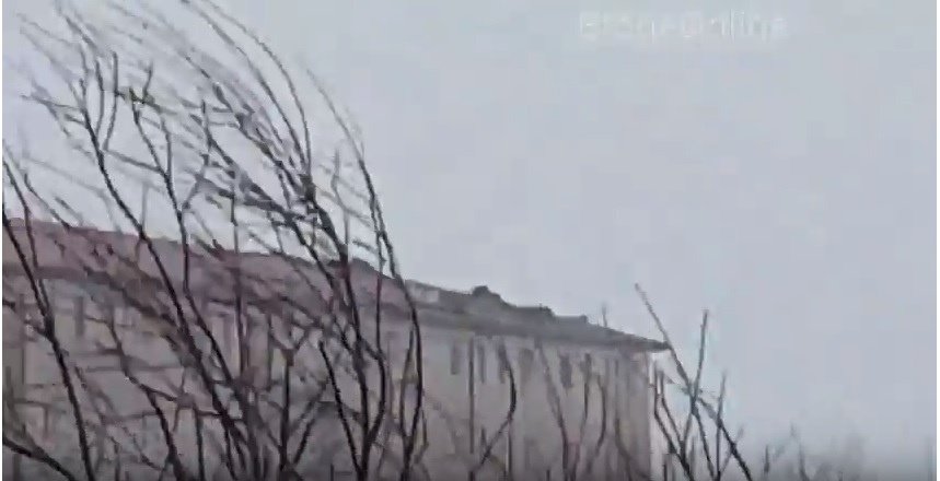 EFORIE – Vântul a smuls acoperișul unei clădiri de locuințe sociale (VIDEO)