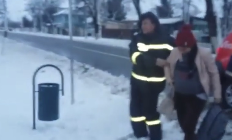 VIDEO – Județul TULCEA: Femeie însărcinată, dusă la spital prin nămeți cu o autospecială de primă intervenție