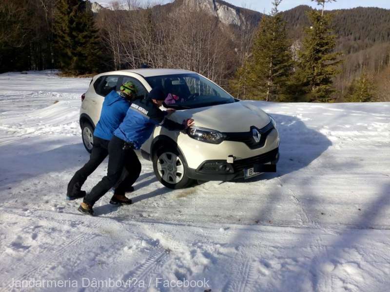Turişti rămaşi cu maşina blocată în zăpadă în Munţii Bucegi, salvaţi de jandarmii montani