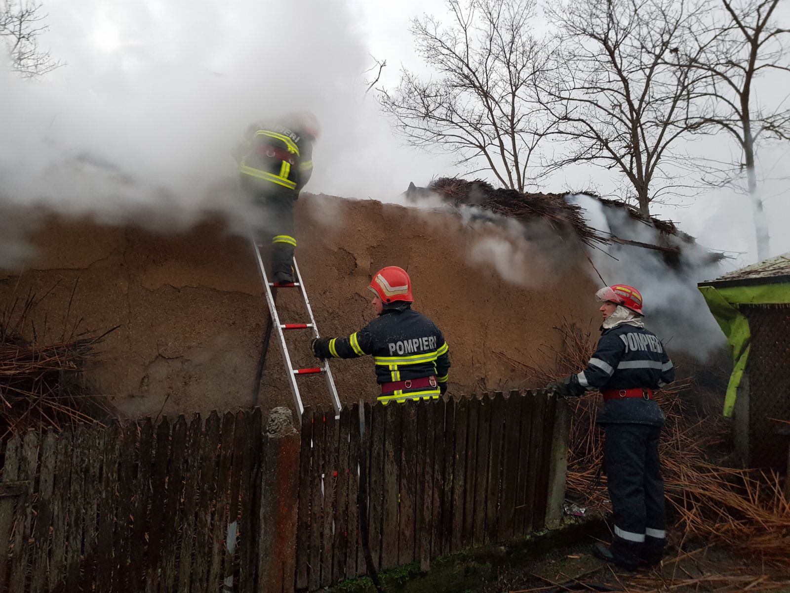 Casă în flăcări, la Murighiol! O femeie a fost salvată de vecini (VIDEO)