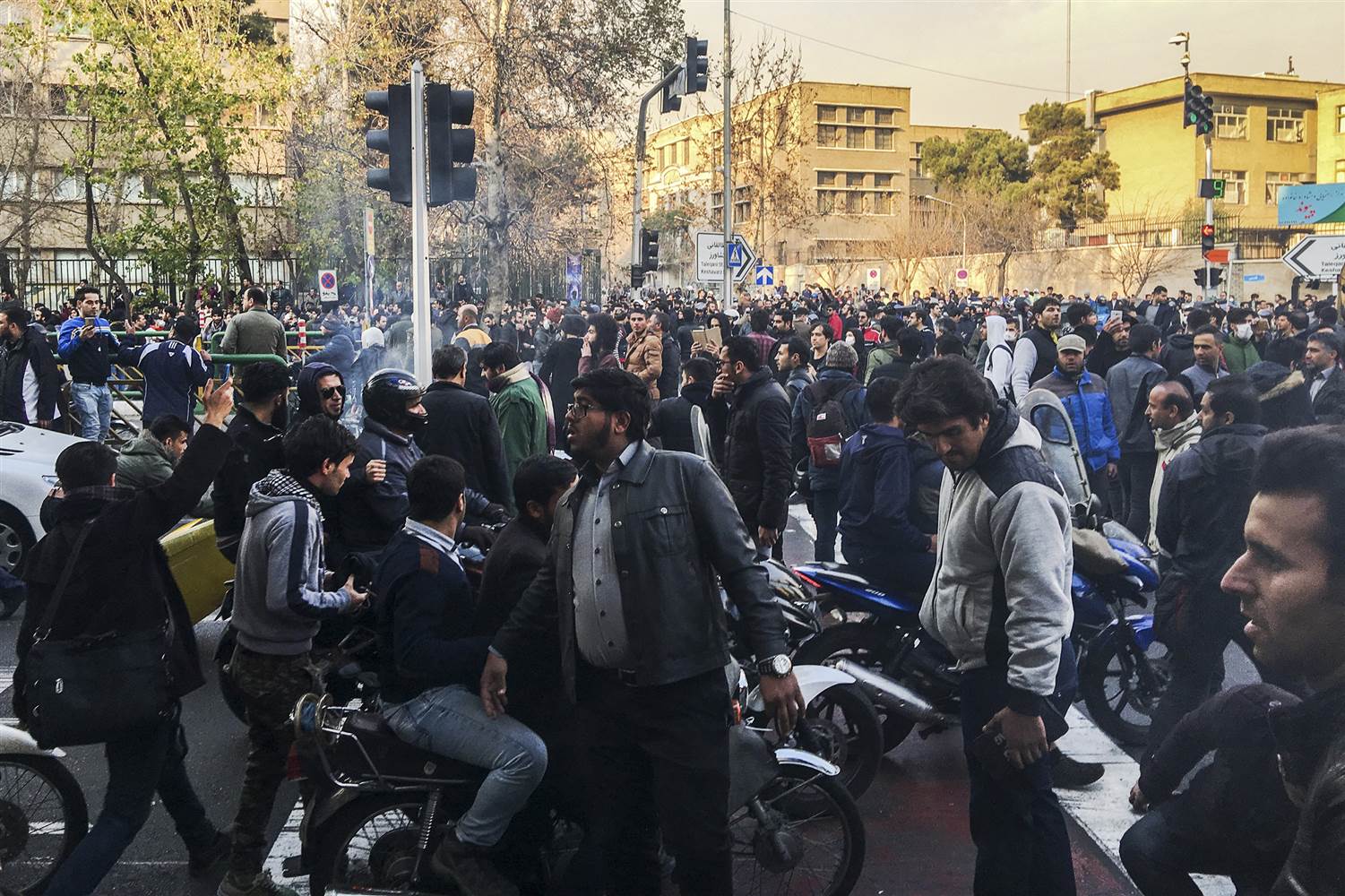 IRAN: Nouă morţi în confruntările de noaptea trecută în mai multe oraşe din centrul ţării