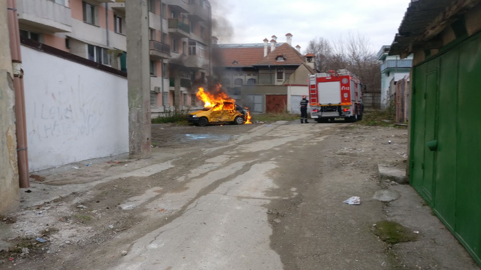 TULCEA/VIDEO – Mașină în flăcări în spatele hotelului Egreta