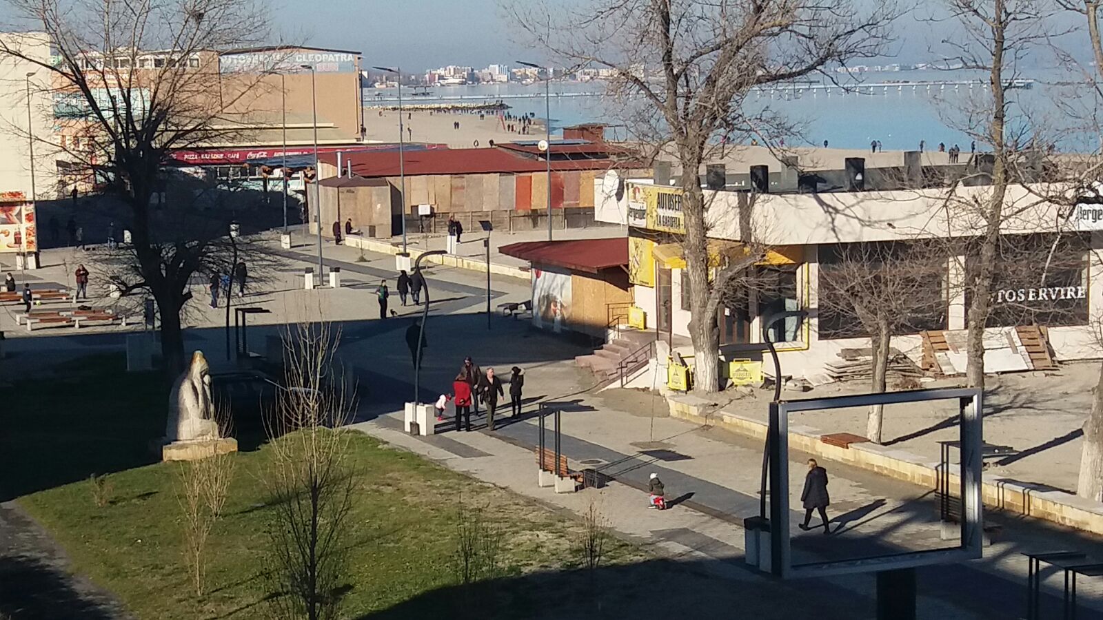 FOTO: Plimbare de 1 ianuarie, pe plaja din Mamaia