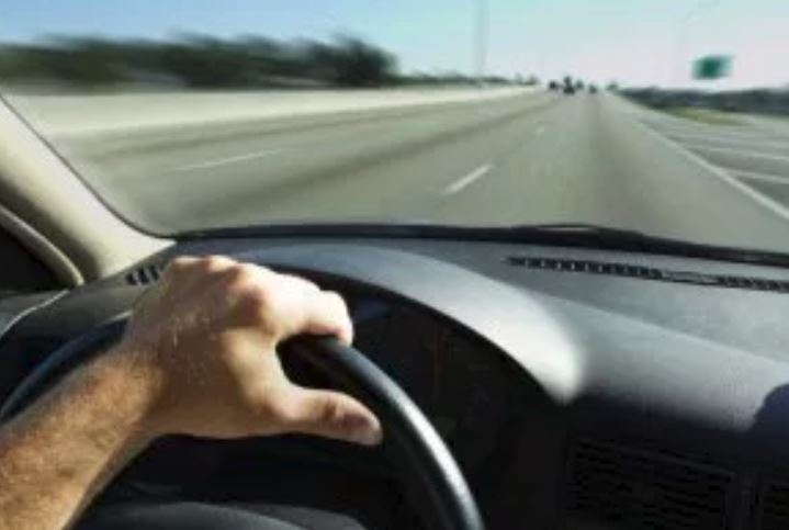 Șofer prins în timp ce conducea cu 252 de kilometri la oră, pe autostradă