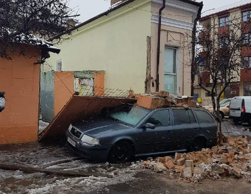 FOTO: Vântul puternic a creat mari probleme în orașul Constanța