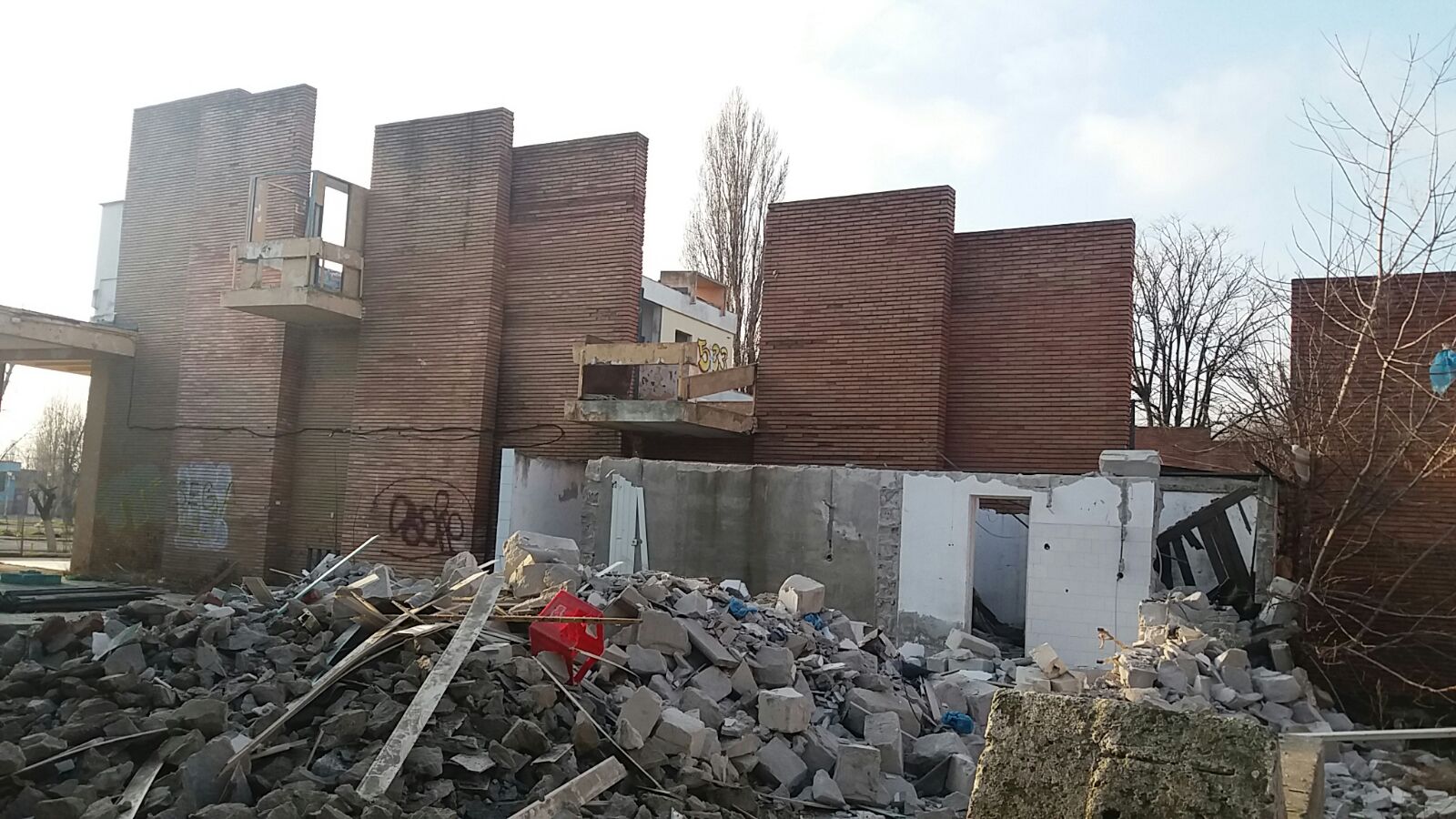 FOTO – MAMAIA: A început demolarea anexelor din jurul Teatrului de Vară