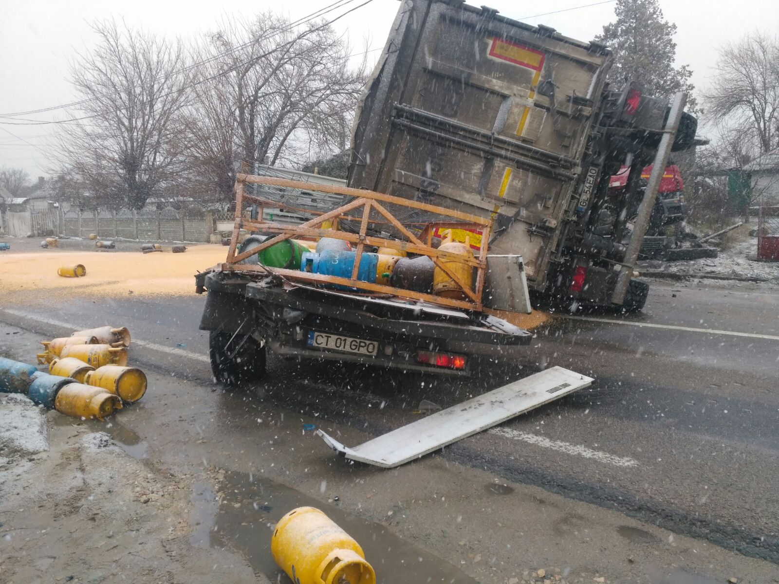 UPDATE – VIDEO/FOTO – Județul CONSTANȚA: TIR răsturnat peste o autoutilitară plină cu butelii. Traficul a fost blocat pe DN2A
