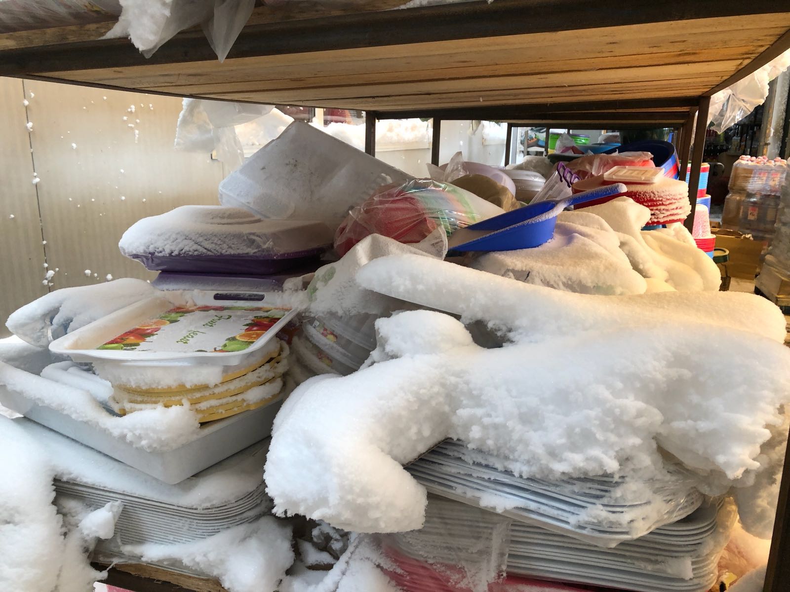 FOTO – OPC CONSTANȚA: Produse alimentare acoperite de zăpadă într-un depozit