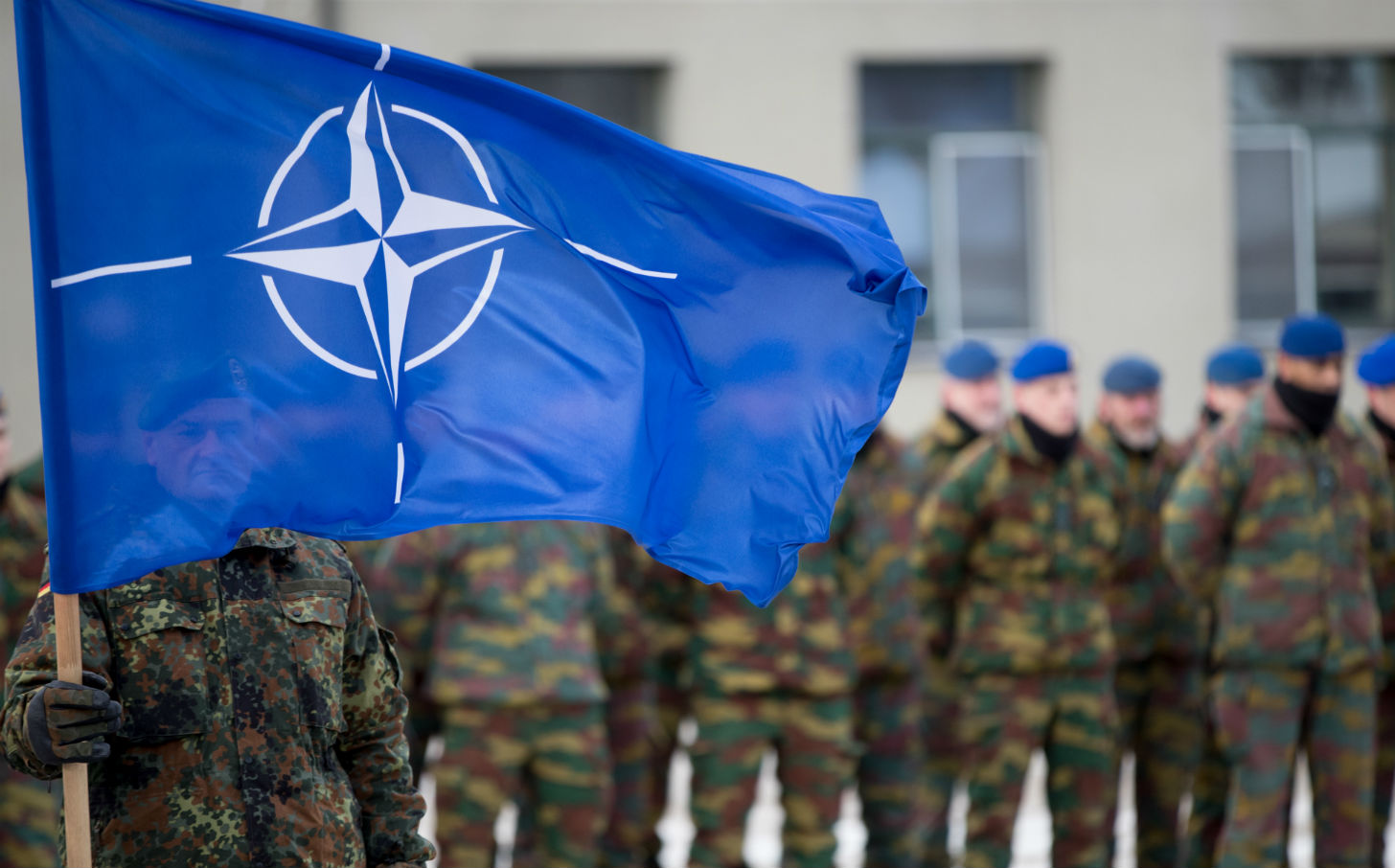 NATO: Miniştrii apărării au convenit crearea a două centre de comandă, pentru securizarea comunicaţiilor transatlantice şi mobilitate terestră