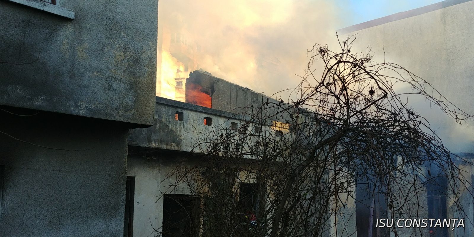 VIDEO-FOTO: Un incendiu violent a mistuit o locuință din CONSTANȚA