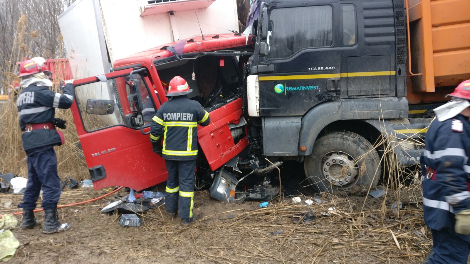 Jud. TULCEA: Impact frontal violent între două camioane. Un șofer a rămas încarcerat (foto+video)