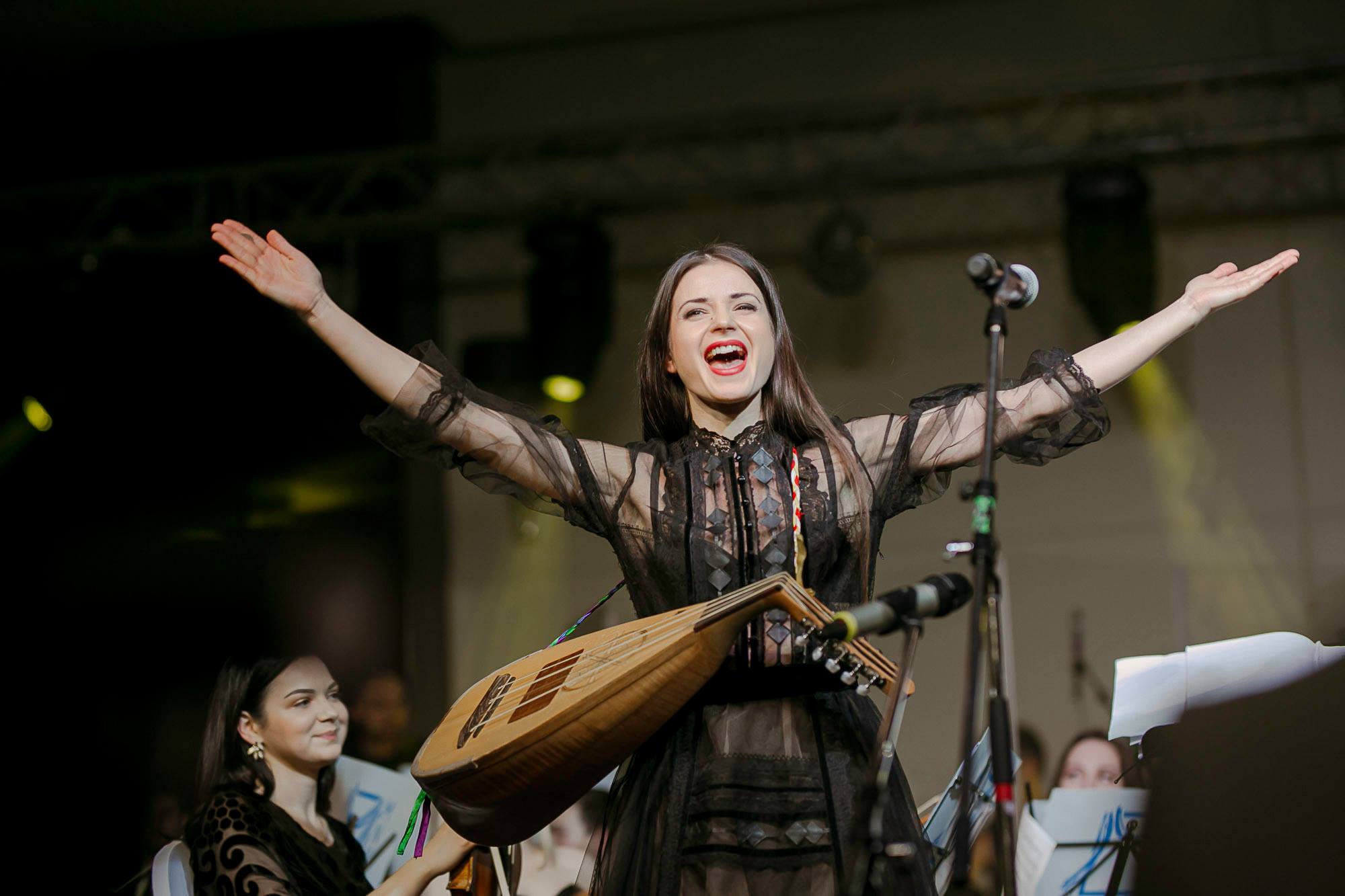 „Fata cu cobza” din Basarabia a ajuns la Radio Constanța