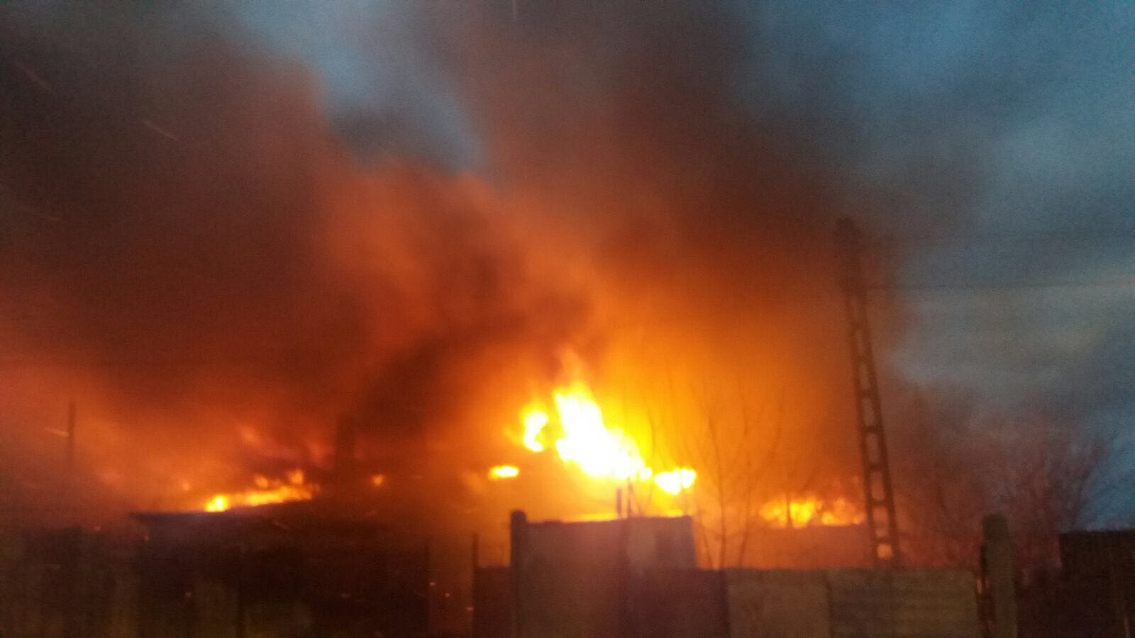 MEDGIDIA/VIDEO: Incendiu puternic. 10 case distruse de flăcări – update