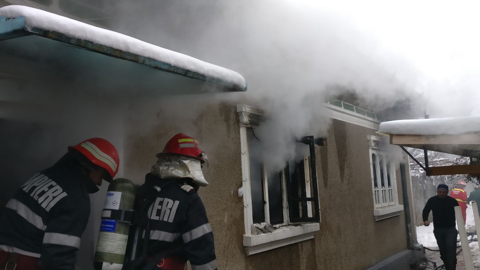 TULCEA/FOTO: Casă în flăcări – intervenție ISU Delta