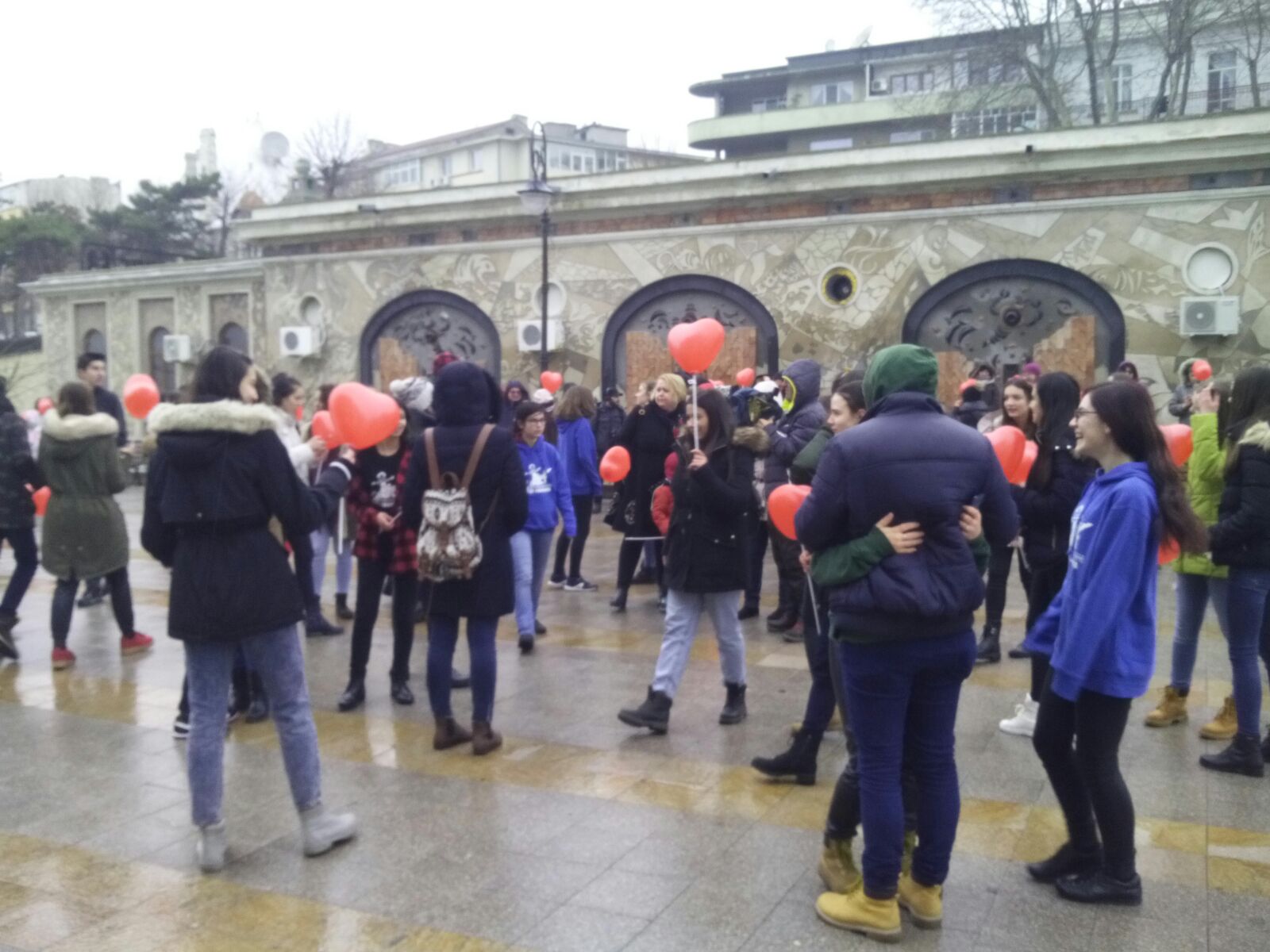 Flashmob de Dragobete: Zeci de tineri au demonstrat, astăzi, că și „Constanța iubește românește“ (foto/video)