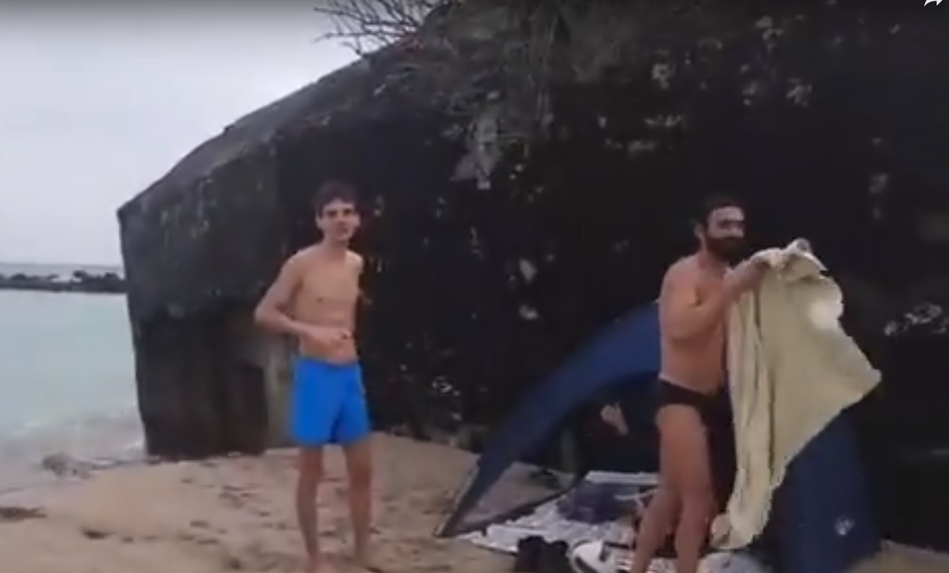 EFORIE – Doi tineri au făcut prima baie în mare pe anul acesta (VIDEO)