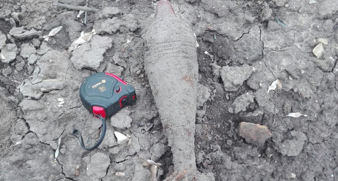 TULCEA/FOTO: Intervenție a pirotehniștilor. Proiectil de aruncător descoperit pe un câmp